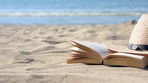 Illsutration plage livre chapeau de paille