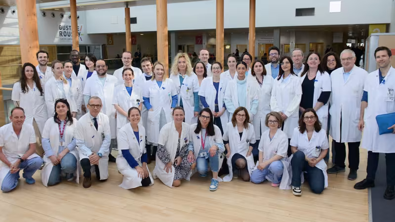 Une quarantaine de médecins en blouse blanche, posant les uns à côté des autres, dans les locaux de Gustave Roussy