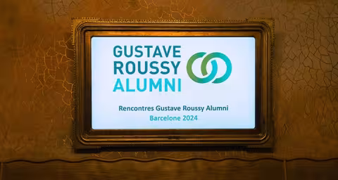 Photographie écran d'affichage avec logo Gustave Roussy Alumni